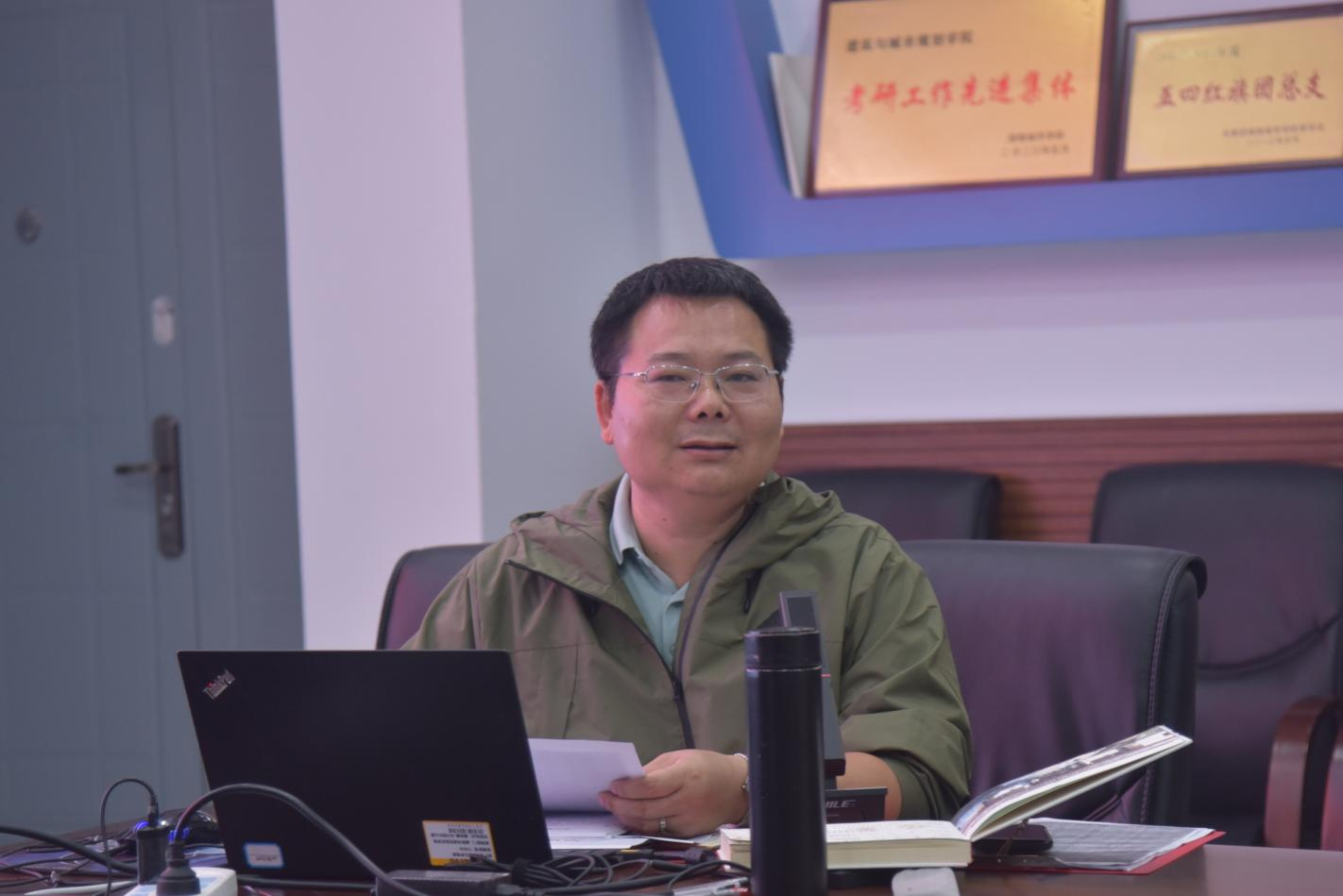 扣好大学生涯“第一粒扣子”——我院党委副书记曾强给2026级环境设计专业新生上大学成长规划管理指导课
